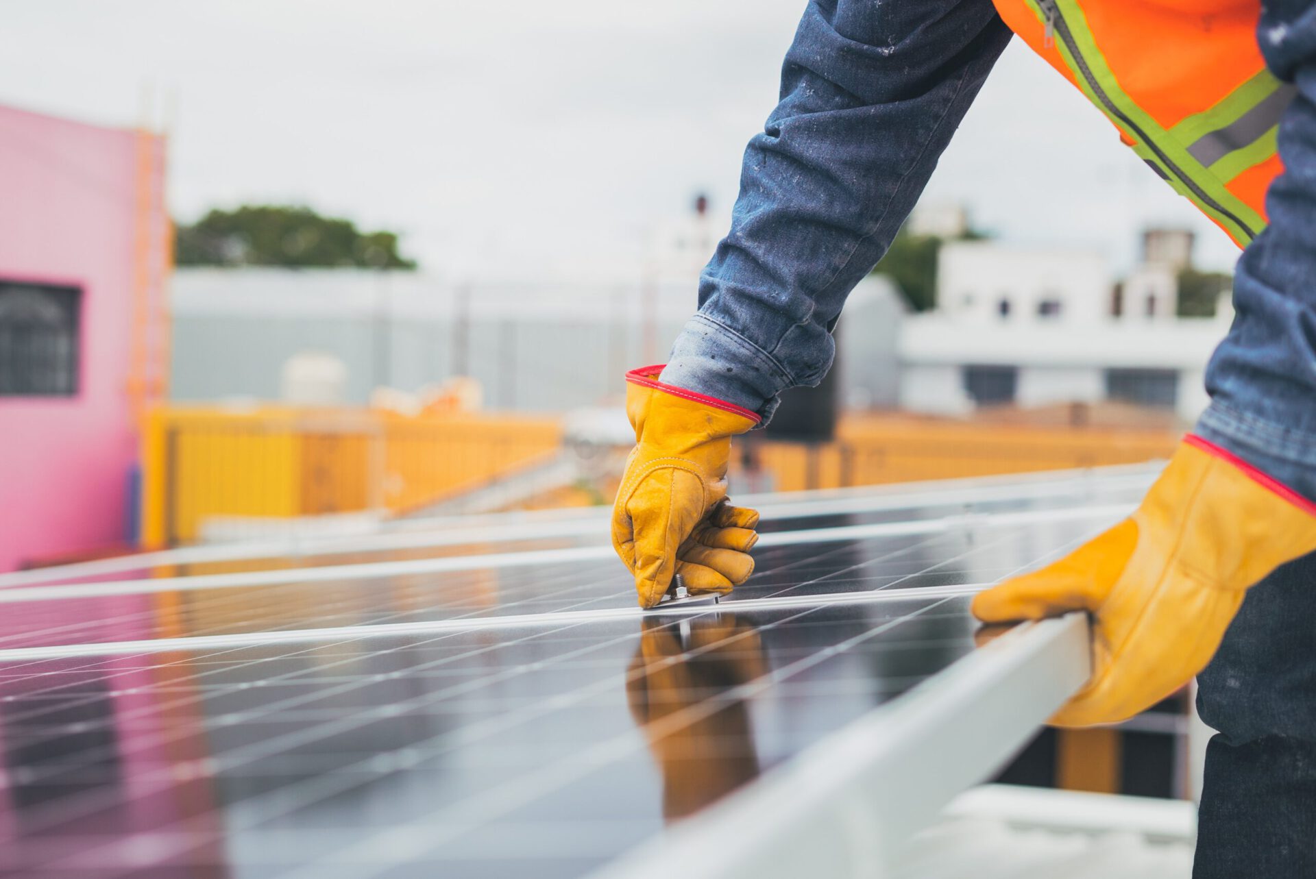 Foto van een elektricien in Den Haag die zonnepanelen aanlegt